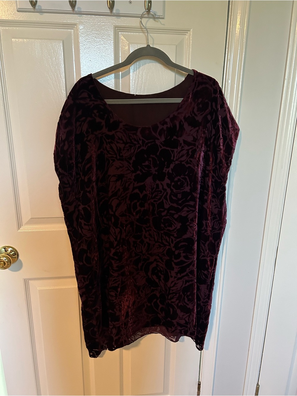 Aritzia - Velvet Floral Burnout Scoop Neck Women's tunic - Plum